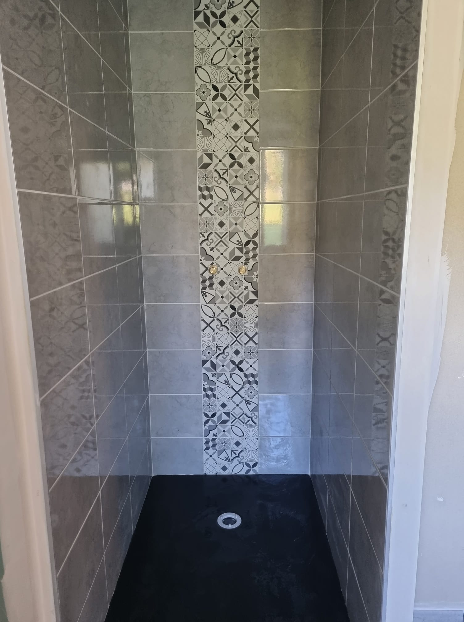 Pose de faïence avec motif centraux et pose du receveur extra-plat