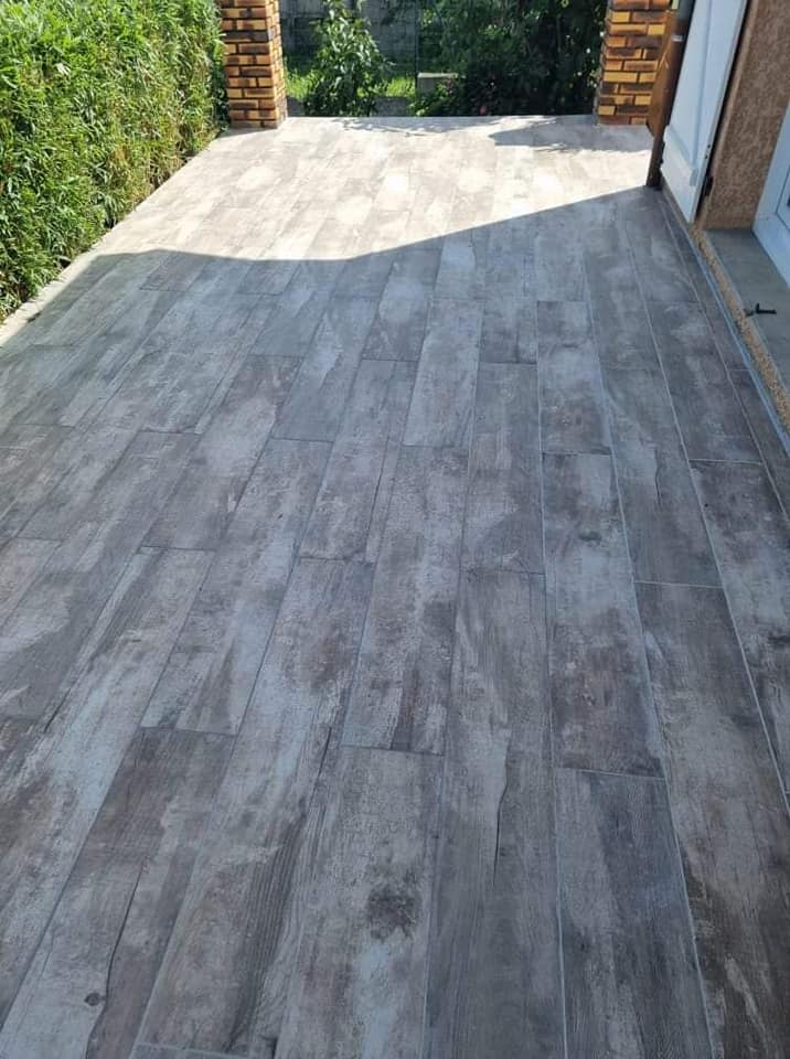 Pose de carrelage imitation parquet terrasse extérieur