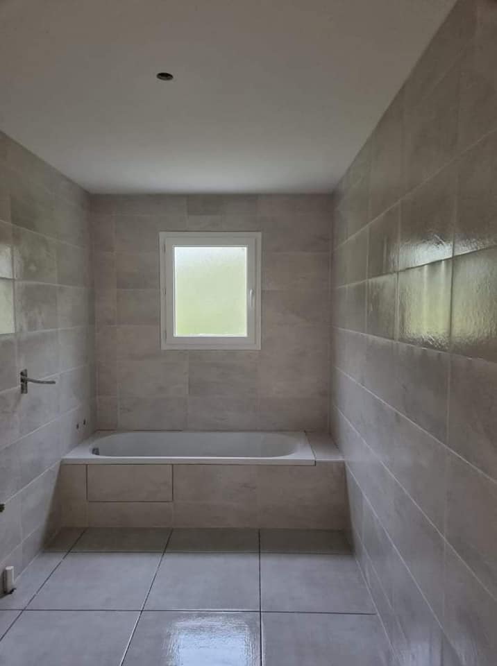 Réalisation de l'habillage baignoire avec pose de faïence et sol