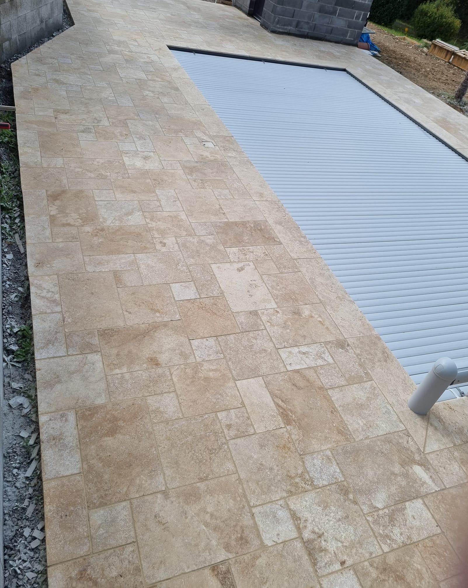 Pose de travertin opus romain 4 piscine 2/2